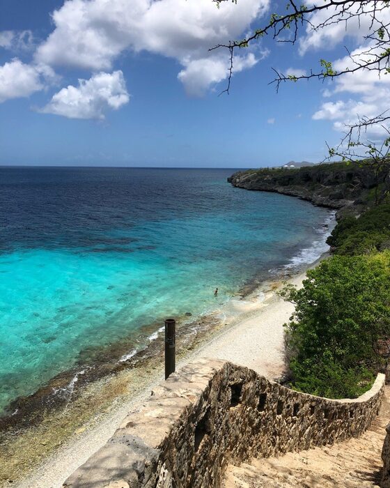 Trap naar een baai op Bonaire